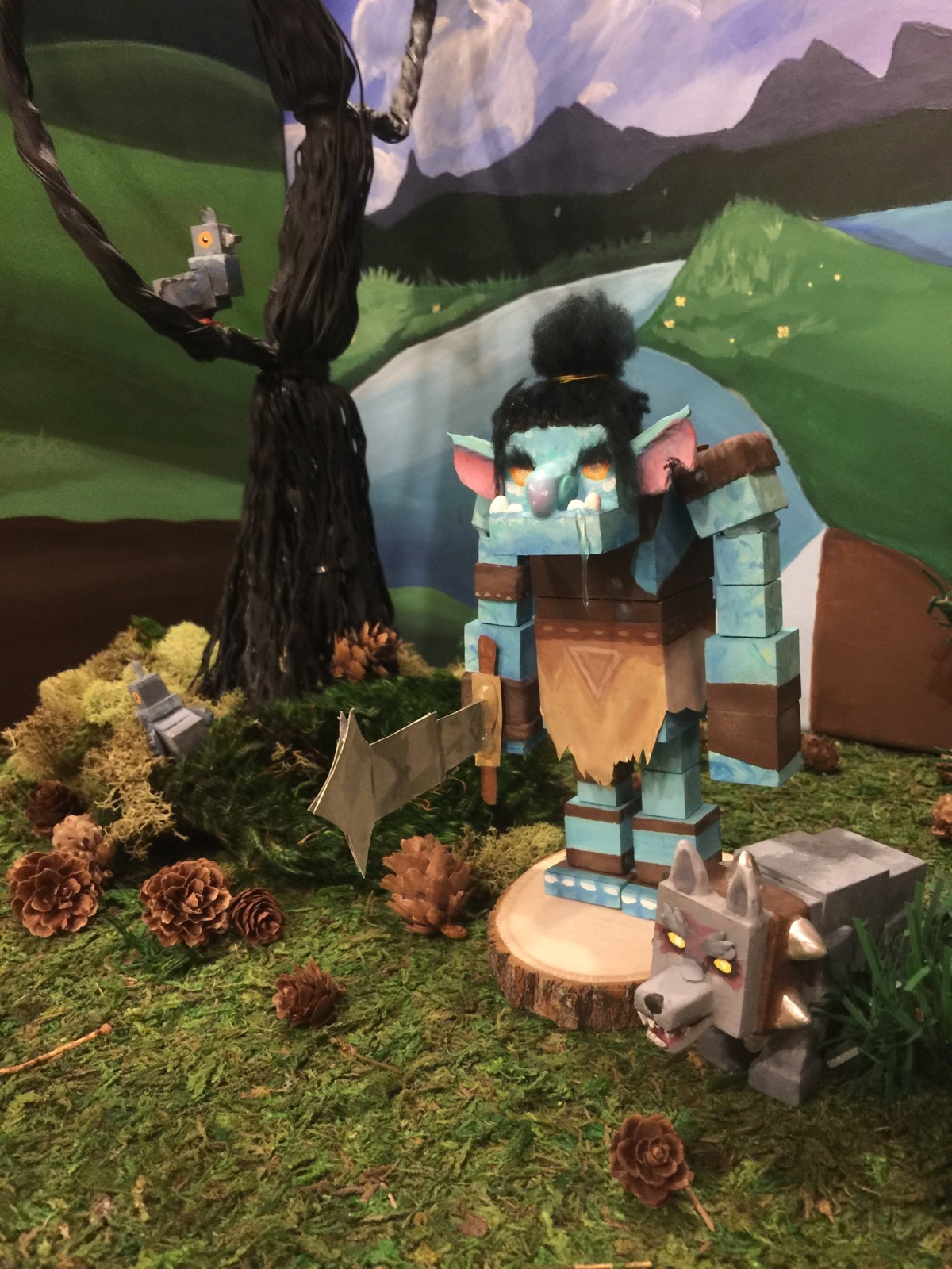 Глиняная скульптура ручной работы — трорк (Trork) с капающей слюной держит пленника, рядом удивлённые голуби