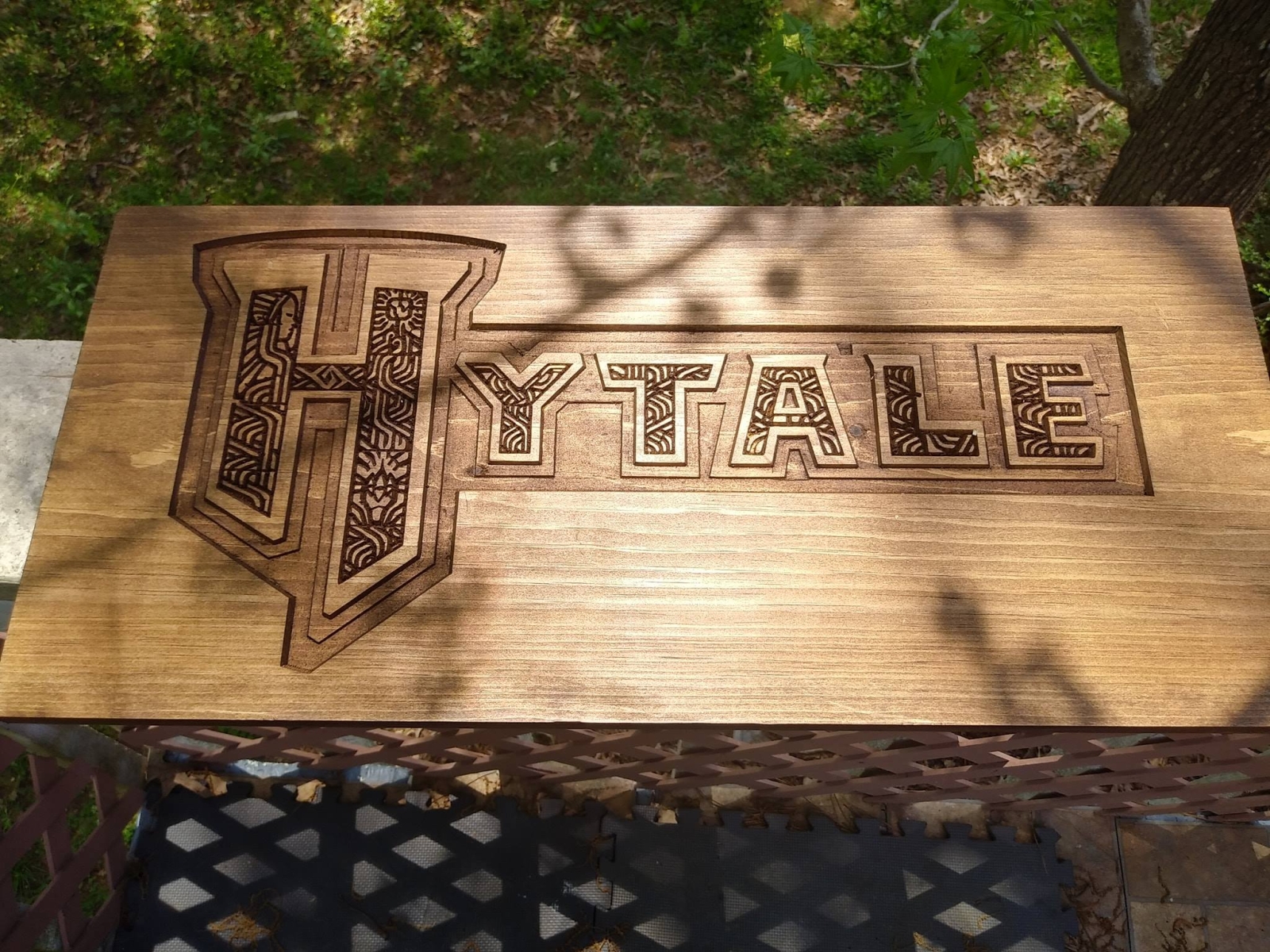 Потрясающая резьба по дереву с логотипом Hytale и деталями Гайи (Gaia) и Варина (Varyn) от DeoDravent