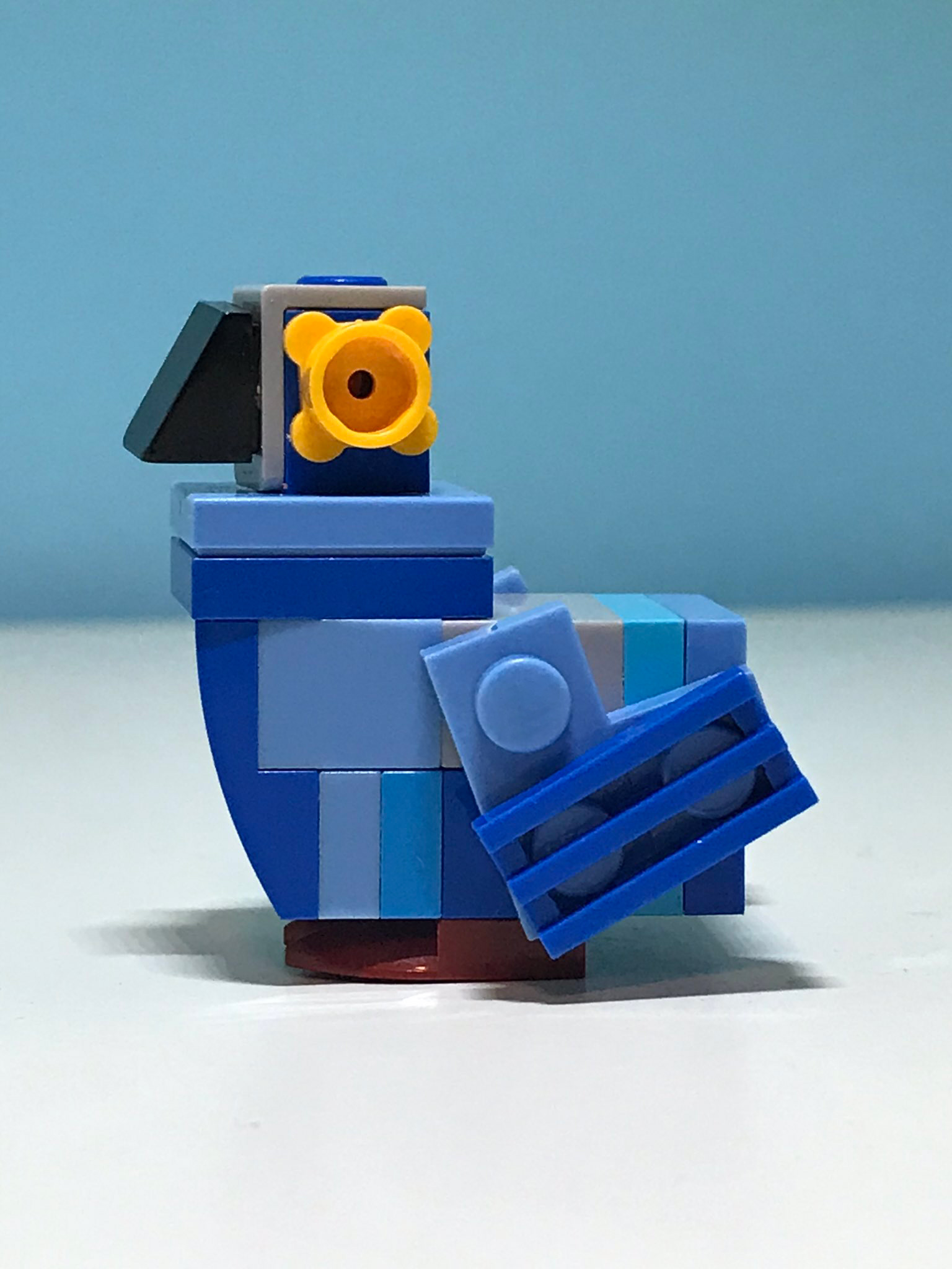 LEGO-модель серого голубя с характерным округлым телом