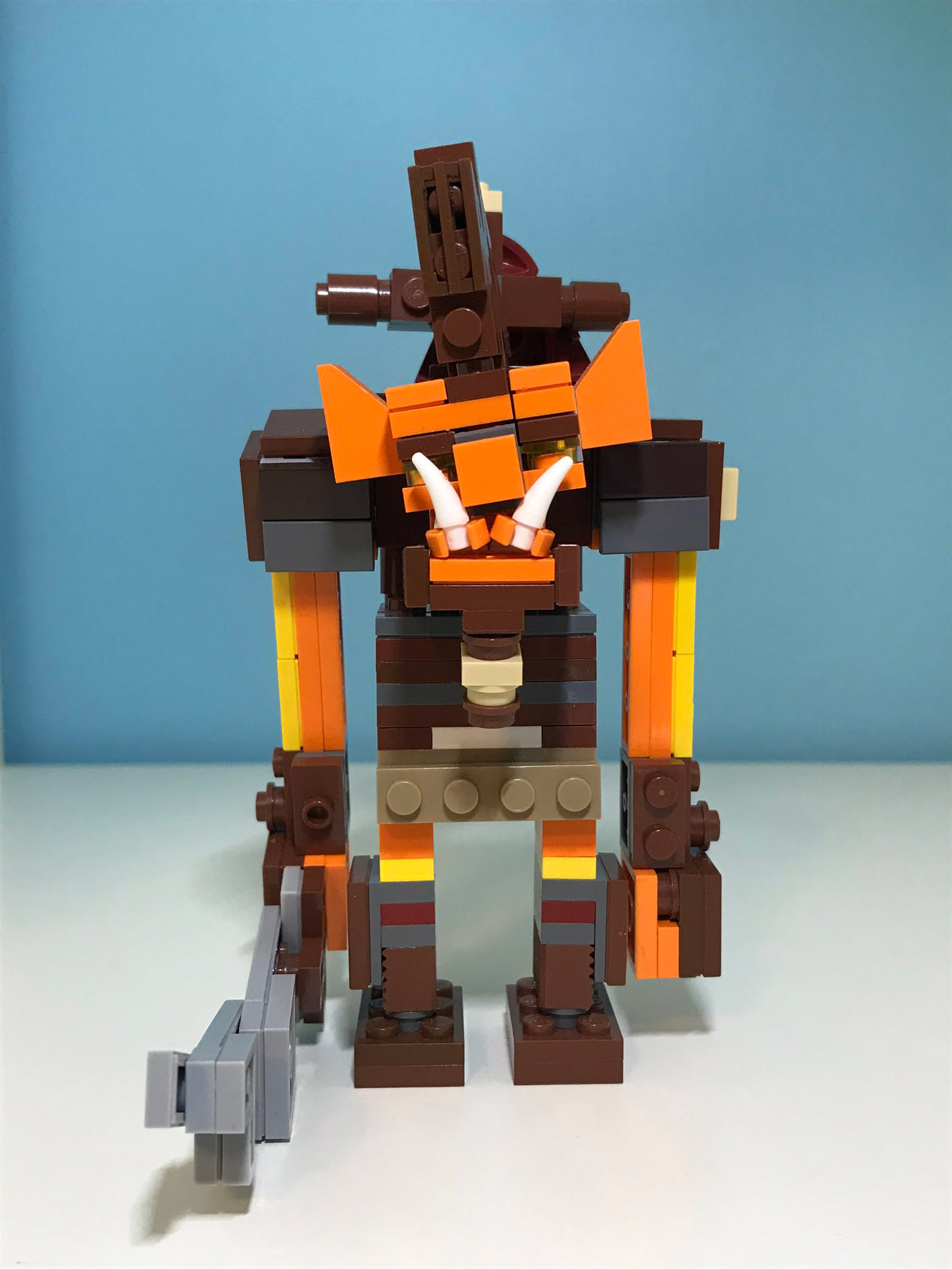 LEGO-модель мускулистого воина-Трорка с дубиной и клыками