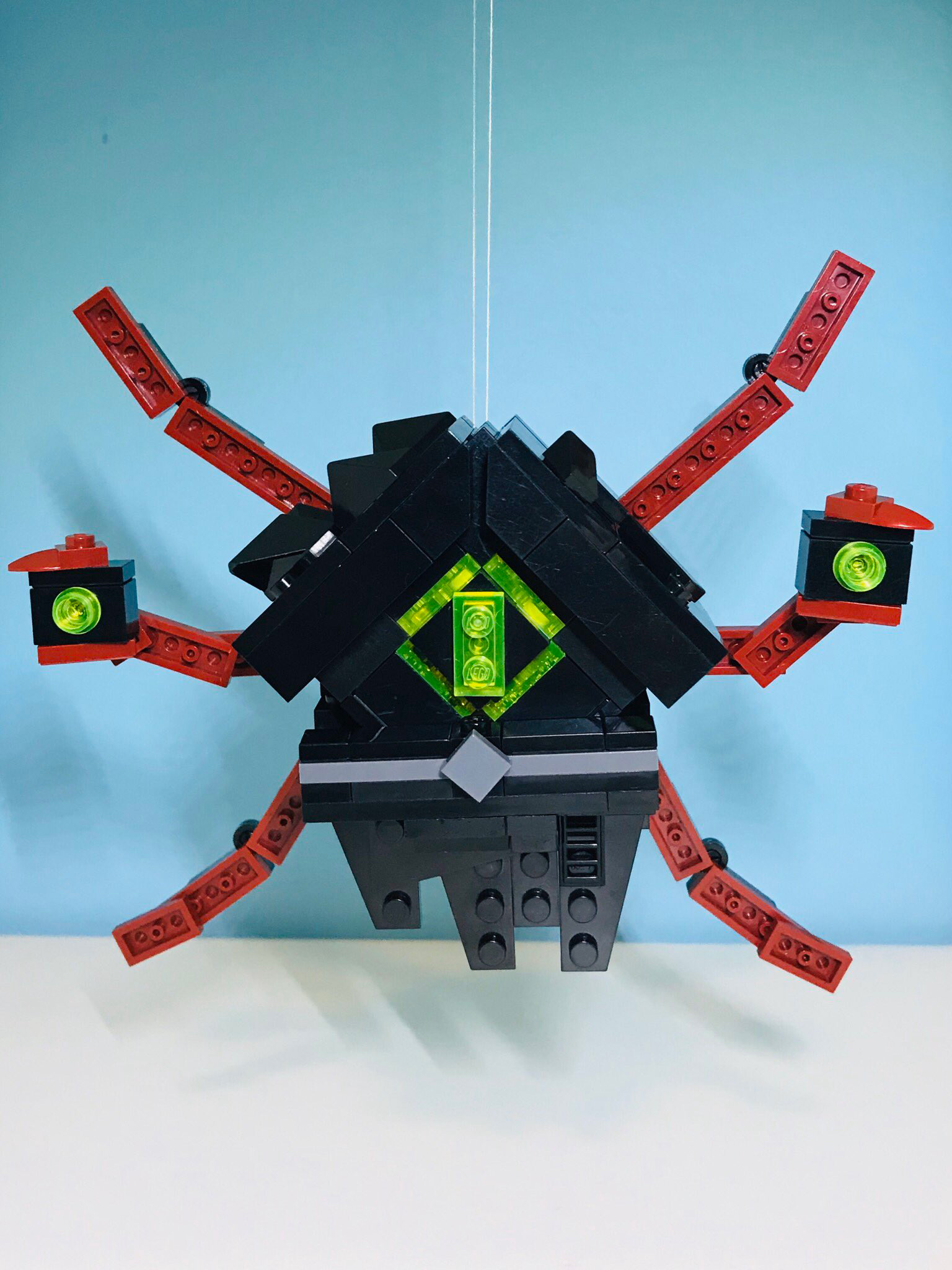 LEGO-модель существа Око Пустоты с парящим глазом и щупальцами
