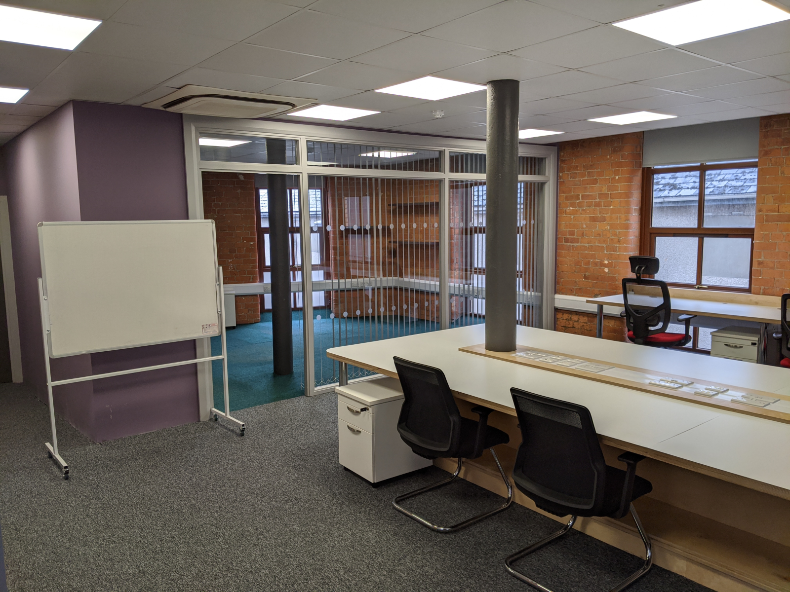 Ещё один вид на офисное пространство Hypixel Studios в процессе обустройства