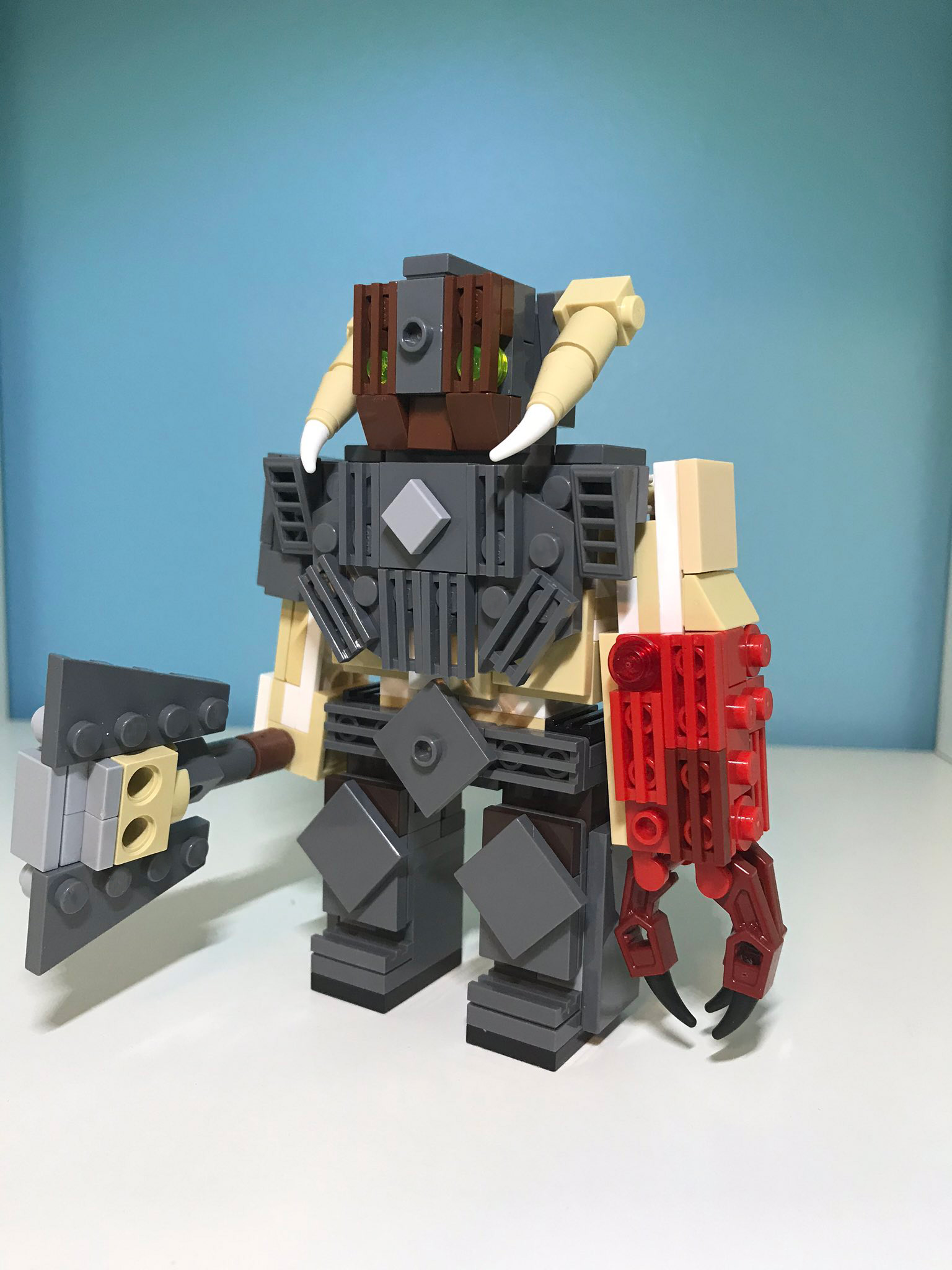 Детализированная LEGO-модель Колосса Чужаков (Outlander Colossus) со светящимися глазами, маской и брутальным оружием