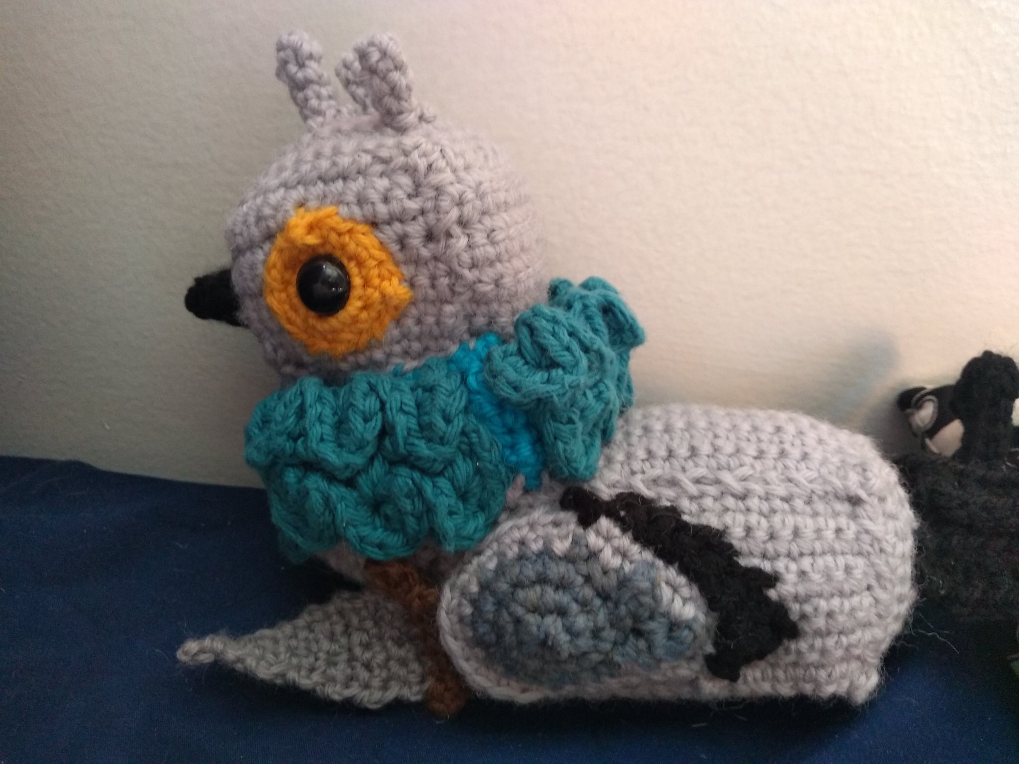 Вязаная крючком игрушка голубя с ножом, розово-серая пряжа с глазками-пуговицами