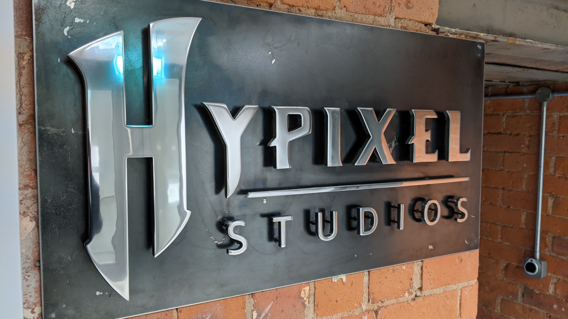 Вывеска офиса Hypixel Studios в Дерри-Лондондерри