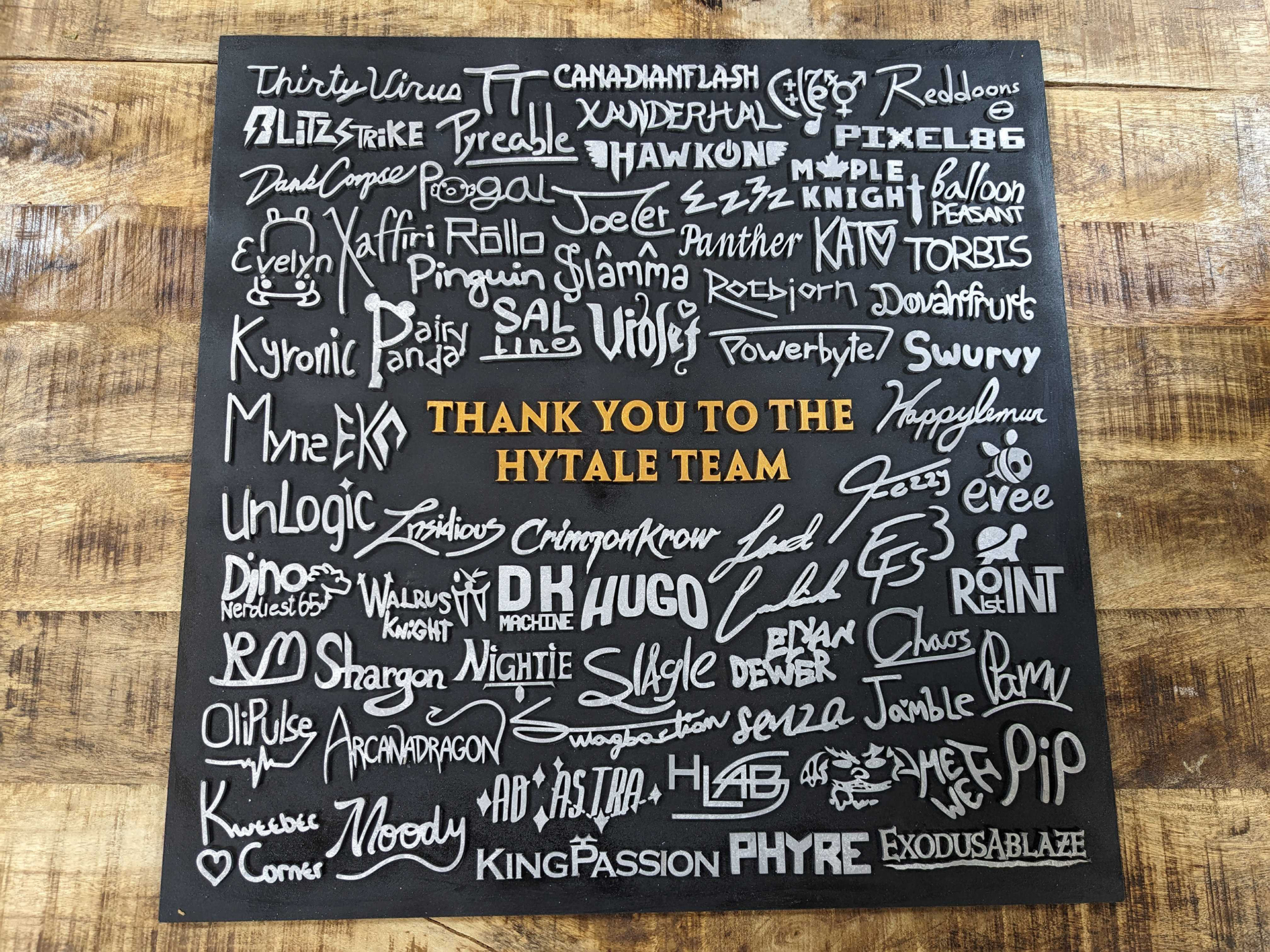 Красиво вырезанная доска с подписями — подарок от создателей контента сообщества Hytale