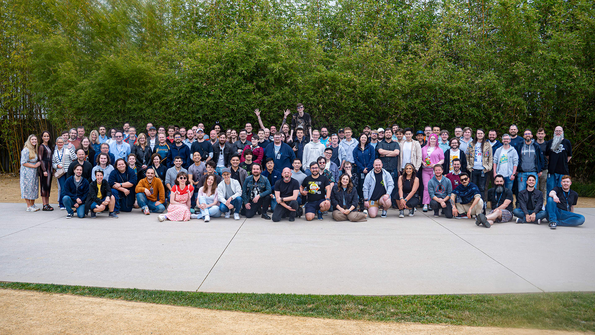 Командное фото Hypixel Studios со встречи 2023 года в Лос-Анджелесе — более 110 сотрудников